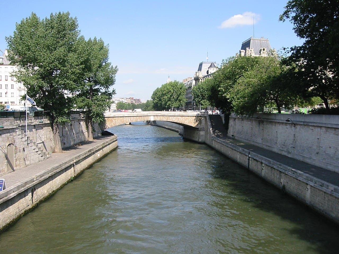 imagem do Petit Pont - slide 1